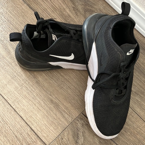 Nike size 8 Tennis shoes - Picture 2 of 3